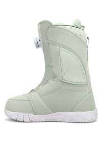 Jasnozielony but snowboardowy o gładkiej plastikowej powierzchni, teksturowanych akcentach, białej gumowej podeszwie i systemie regulacji sznurowania na bocznej stronie z użyciem boa.