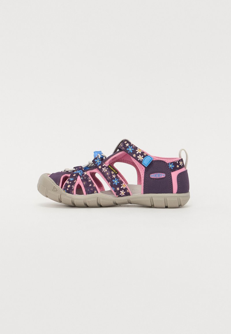 Sandalen mit einem lila und rosa Farbschema, floralen Mustern, verstellbaren Riemen und einer grauen Gummisohle, die ein offenes Design für Atmungsaktivität aufweisen.