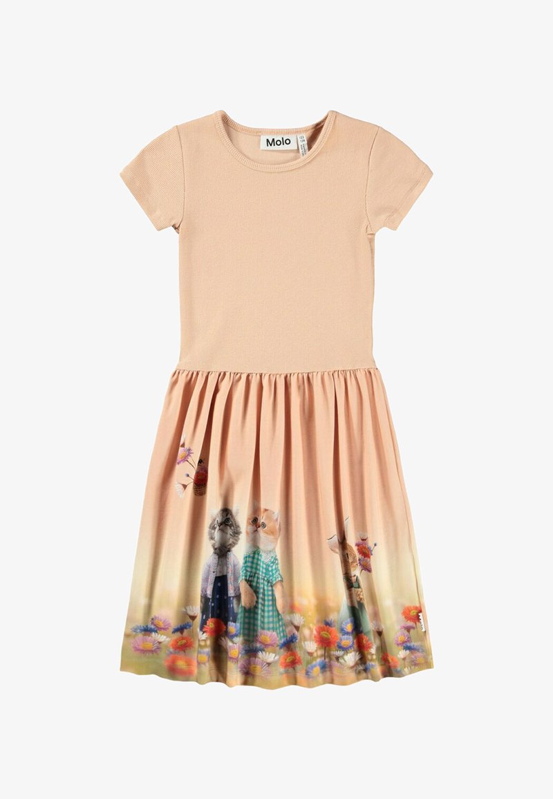 Pfirsichfarbenes Kleid mit kurzen Ärmeln und einem gerafften Rock. Grafischer Druck von drei Tieren in einem blühenden Feld am Saum.