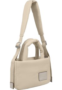 Beige gep padded Tasche mit doppelten oberen Griffen und einem langen verstellbaren Schultergurt. Sie hat eine rechteckige Form und ein dezentes Logo-Detail.