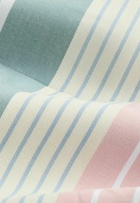 Tkanina w paski w kolorach morskim, pastelowego różu i kremowego, z cienkimi, teksturowanymi liniami. Tkane gęsto i wytrzymałe, odpowiednie do różnych projektów.