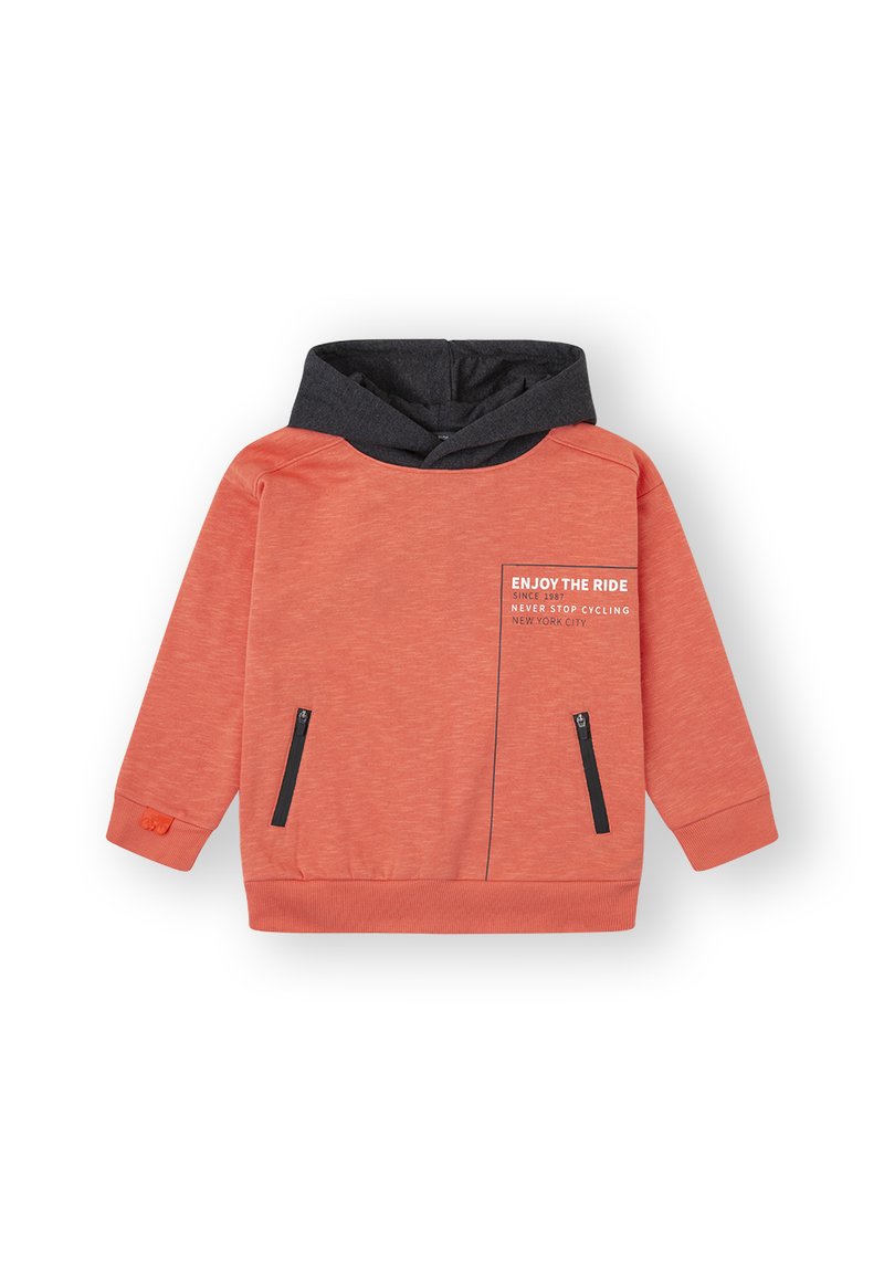 Sudadera color coral con capucha gris oscura, que presenta un bolsillo frontal con cremallera y un gráfico de texto. Hecha de un tejido suave y texturizado. Puños y dobladillo acanalados.