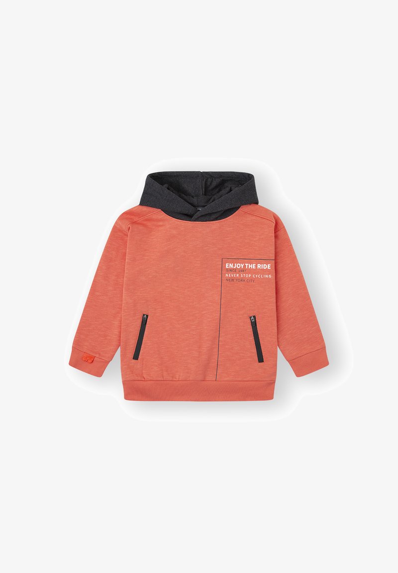 Sudadera color coral con capucha gris oscura, que presenta un bolsillo frontal con cremallera y un gráfico de texto. Hecha de un tejido suave y texturizado. Puños y dobladillo acanalados.