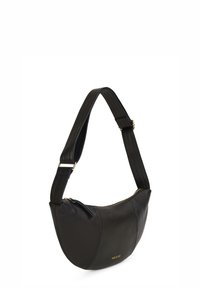 Borsa a spalla in pelle nera con una forma curvata, dettaglio con zip e una tracolla spessa e rigata. Presenta un branding sobrio in oro.