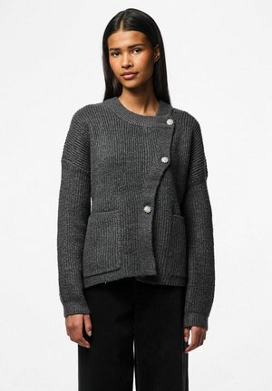 Cardigan a coste grigio scuro con scollatura rotonda, chiusura con bottoni, due tasche frontali e maniche texturizzate.