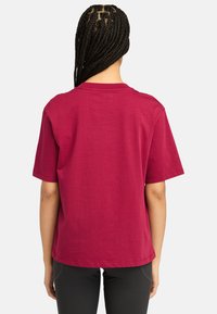 Timberland SHORT SLEEVE TEE - Triko s potiskem - beet red