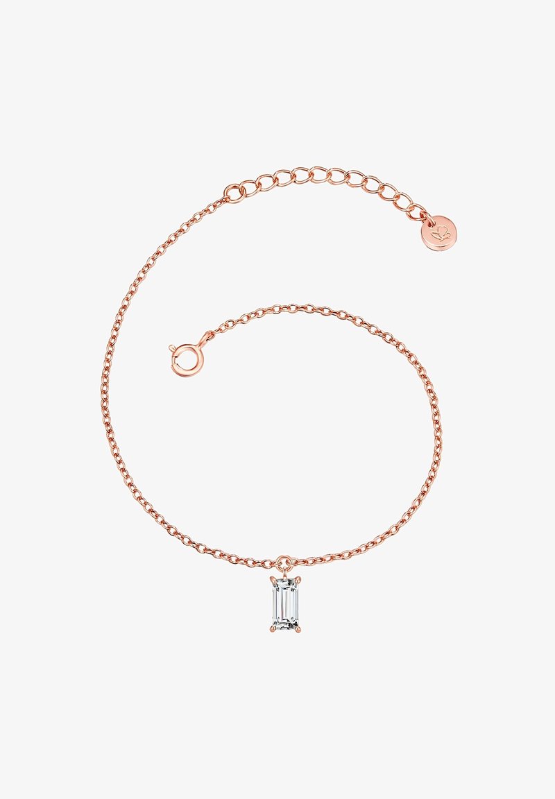 Bracelet en chaîne en or rose avec un pendentif en cristal taillé émeraude, des maillons délicats et une petite étiquette ronde avec un contour floral.