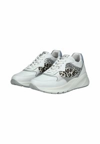 Sneakers bianche con un accento in stampa leopardata e dettagli glitterati, dotate di suola spessa e texture e finitura in pelle liscia.