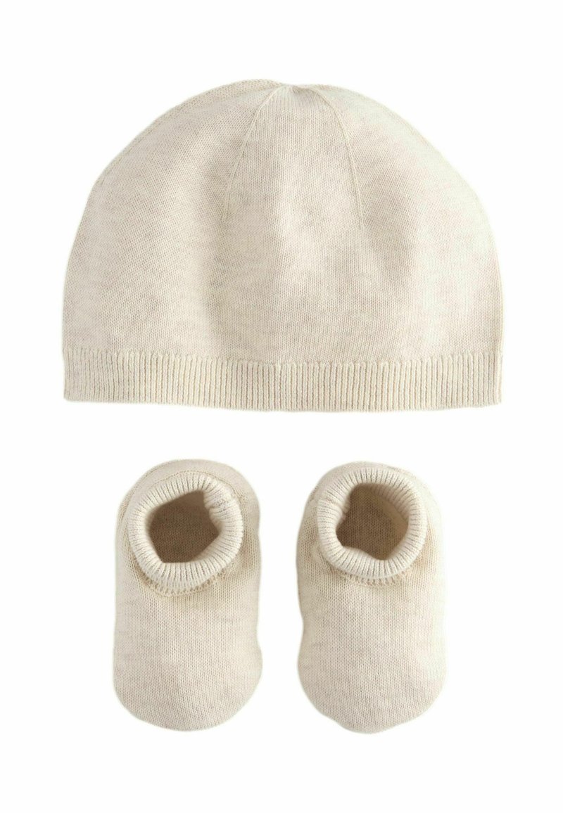 Bonnet en tricot beige avec une couronne ronde et un ourlet côtelé, associé à des chaussons doux assortis dotés d'ouvertures élastiques. Léger et chaud.
