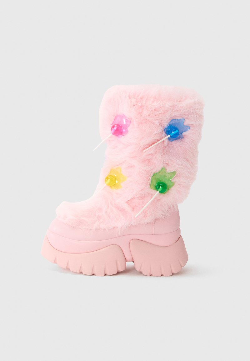 Ružové faux kožušinské členková obuv s masívnou gumovou podrážkou, s farebnými hviezdicovými akcentmi a zaobleným dizajnom špičky.