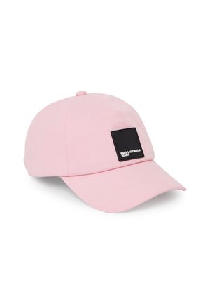 Casquette de baseball rose avec une visière courbée et un patch carré noir affichant le texte "KARL LAGERFELD JEANS" sur le panneau avant.