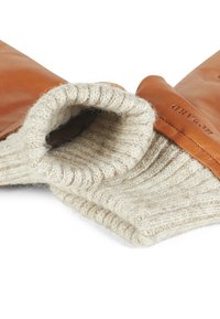 Braune Lederhandschuhe mit einem hellgrauen gestrickten Wollbund, der eine gerippte Textur und eine glatte Lederoberfläche aufweist. Auffälliges Markenlogo geprägt.