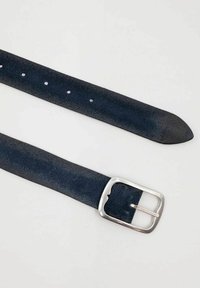 Cintura in suede blu navy con fibbia rettangolare in argento, dotata di fori equidistanti e una punta affusolata per una vestibilità regolabile.