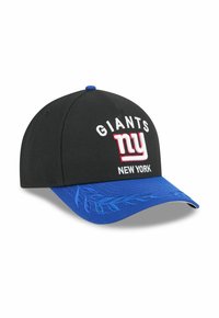 Schwarze Baseballmütze mit blauem Visier. Auf der Vorderseite mit weißen gestickten Schriftzügen "GIANTS" und "ny NEW YORK" verziert. Strukturierter Blumenmuster auf dem Visier.