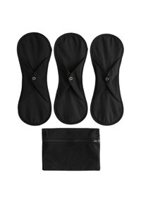 Sorte tekstilpuder med trykknaplukninger, der har en glat overflade og en kontureret form. Inkluderer en matchende opbevaringspose med lynlås.