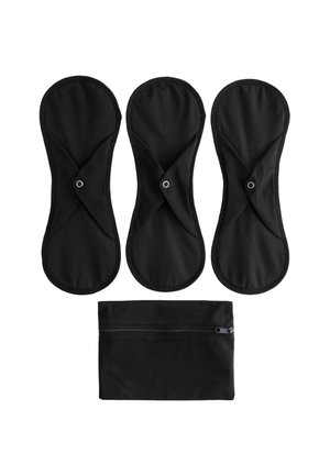 Sorte tekstilpuder med trykknaplukninger, der har en glat overflade og en kontureret form. Inkluderer en matchende opbevaringspose med lynlås.