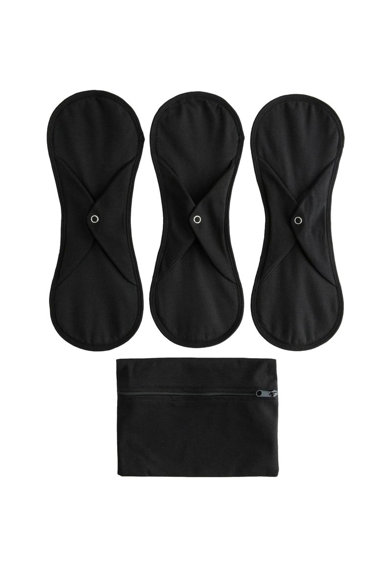 Sorte tekstilpuder med trykknaplukninger, der har en glat overflade og en kontureret form. Inkluderer en matchende opbevaringspose med lynlås.