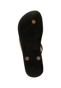 Suela de sandalia de goma negra con superficie texturizada, dos remaches metálicos, forma contorneada y un logotipo estampado.