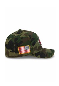 Camo-Basecap mit gebogenem Schirm, aus Cordstoff hergestellt. Verfügt über ein besticktes Logo und einen amerikanischen Flaggenpatch an der Seite.