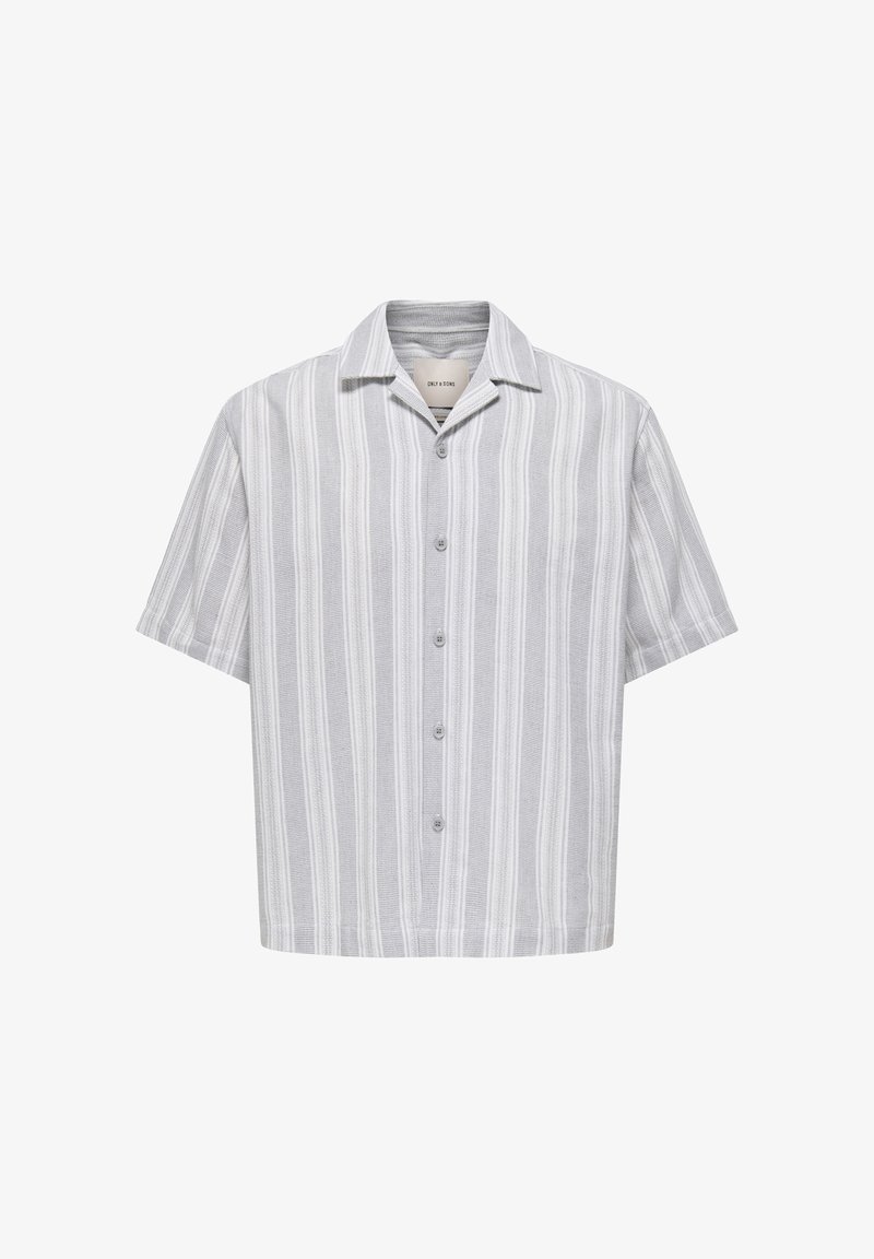 Chemise à manches courtes gris clair avec des rayures blanches verticales, dotée d'un col et d'une fermeture à boutons avec six boutons sur le devant. Tissu à texture douce.