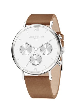 Sølv armbåndsur med en hvid skive, brun læderrem og flere subskiver til dato- og ugedagsindikatorer. Har romerske tal som markører.