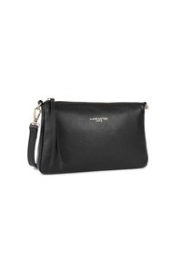 Clutch in pelle nera con superficie testurizzata, chiusura con zip, tracolla staccabile e hardware dorato. Presenta un dettaglio con logo.