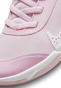 Nike Performance OMNI MULTI COURT UNISEX - Sapatilhas - pink foam/white hyper pink- ed soft pink