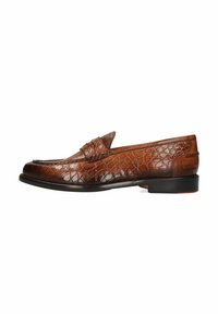 Bruine leren instapper met een krokodillenstructuur, platte zool en decoratieve stiksels op de voorkant. Subtiele branding op de hak.