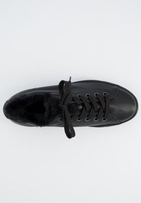 Schwarzer Sneaker mit strukturiertem Lederobermaterial, Kunstfellfutter, runder Zehenpartie und schwarzen Schnürsenkeln. Verfügt über Metallösen und eine flache Gummisohle.