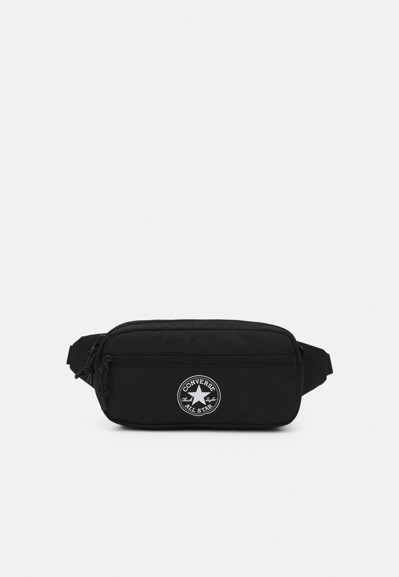 Sac banane en tissu noir avec une poche zippée sur le devant, mettant en avant un logo circulaire blanc "Converse All Star". Forme rectangulaire avec sangle ajustable.