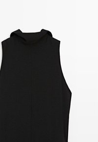 Černý top bez rukávů s vysokým výstřihem a strukturovanými rameny, vyrobený z hladké látky na bílém pozadí.