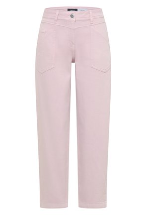 Jean rose pâle à jambe droite avec poches plaquées à l'avant, fermeture par boutons et passants pour ceinture, présenté sur fond blanc.