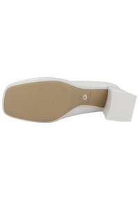 Semelle de chaussure blanche à la forme lisse et arrondie, avec une surface en caoutchouc beige clair et un talon bloc marqué d'un motif texturé.