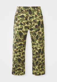 Camo-broeken in een groen en bruin kleurenschema, gemaakt van katoen, met een rechte pijpontwerp en voorzakken.