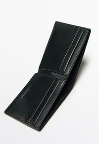 Schwarze Lederbörse mit einem Bifold-Design, das mehrere Kartenfächer und eine glatte Textur bietet. Klare Linien und minimalistische Nähte.