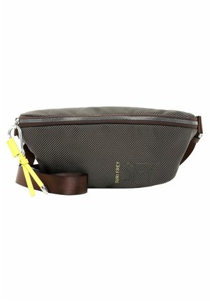 Sac banane en tissu marron texturé avec sangle marron, fermeture éclair argentée et tirettes jaunes, arborant un petit logo "SURI FREY".