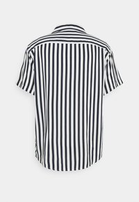 Camicia a maniche corte a righe verticali blu navy e bianche. Presenta un colletto e un orlo arrotondato, realizzata in tessuto leggero. Vista posteriore mostrata.