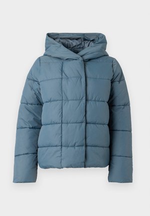 Giacca imbottita con cappuccio di un blu tenue. Presenta un motivo a quadrati trapuntati, chiusura frontale con bottoni a pressione e maniche lunghe. Realizzata in materiale leggero e isolante.