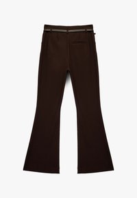 Brune flagrende bukser med en glat tekstur, der har en talje og en enkelt baglomme. Designet inkluderer bæltested.