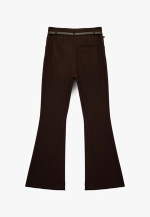 Pantalones de tiro acampanado marrones con una textura suave, que cuentan con una cinturilla y un único bolsillo trasero. El diseño incluye pasadores para cinturón.