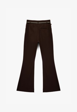 Pantalones de tiro acampanado marrones con una textura suave, que cuentan con una cinturilla y un único bolsillo trasero. El diseño incluye pasadores para cinturón.