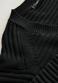 Maglione nero a maglia con texture a costine e motivi geometrici. Include un collo rotondo e dettagli di cucitura a contrasto.