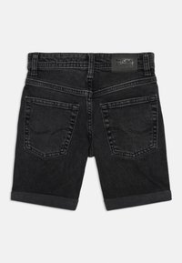 Svarta denimshorts med uppvikt kant, med bakfickor och en etikett vid midjan. Tyget har en mjuk och hållbar textur.