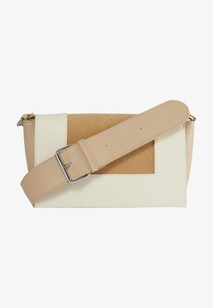 Sac d'épaule rectangulaire beige et crème avec une large bandoulière ajustable comportant une boucle en argent et un panneau en daim sur le devant.