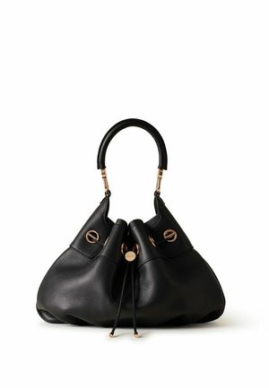 Sac à main en cuir noir avec une poignée ronde unique, ferrures dorées et fermeture à cordon à l'avant.