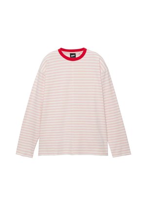 Chemise à manches longues avec des rayures horizontales rose clair et blanches, et un col rond rouge vif, posée à plat sur un fond blanc.