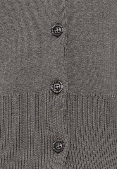 Cardigan gris avec une texture en maille lisse, des accents côtelés à l'ourlet et cinq boutons noirs sur le devant.