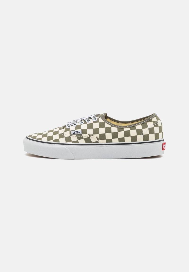 Chaussure Vans basse avec motif à damier olive et blanc, semelle blanche, lacets blancs et petite étiquette logo Vans sur le côté.