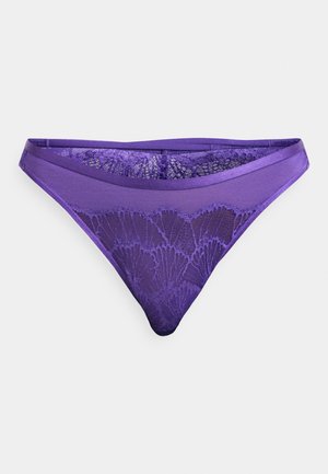 String en dentelle violette avec une taille lisse, présentant de délicats motifs floraux et un panneau avant semi-transparent, conçu pour le confort et le style.