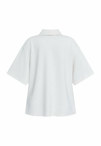 Hvid kortærmet skjorte med krave, der har en tekstureret stof og en løs, afslappet pasform. Ideel til hverdag.